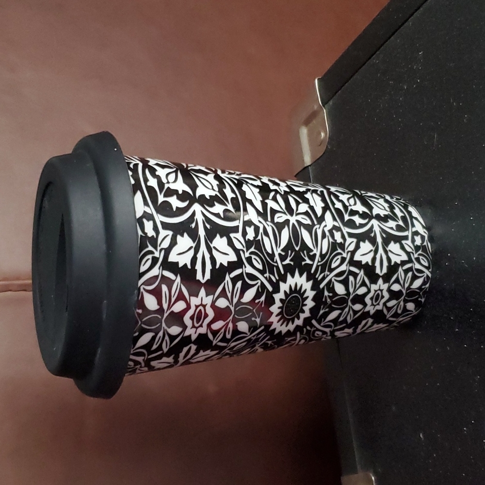Black and white ceramic mug with sillicone lid